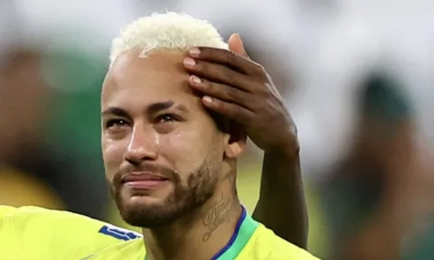 Pele an ủi Neymar