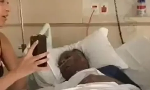 Pele nằm bất động trong cuộc gọi video