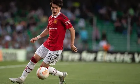 Man United từ chối để 'báu vật' rời đi