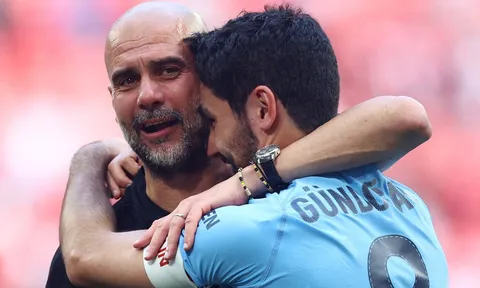 Pep Guardiola bật khóc sau khi Man City hạ gục MU