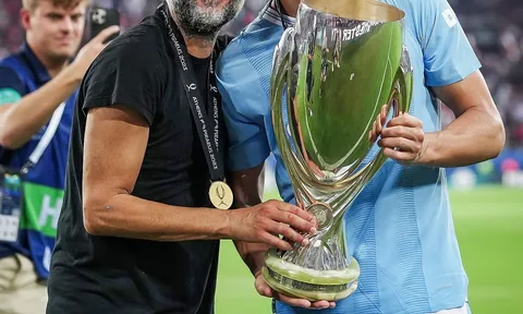 Pep Guardiola hôn Haaland 'làm lành' khi lập kỷ lục với Man City