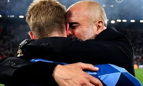 Pep Guardiola ôm De Bruyne nói trong nước mắt về cú ăn ba, gây bão