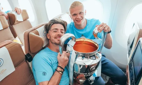 Pep Guardiola và dàn sao Man City khoe cúp 'cực lầy' trên máy bay