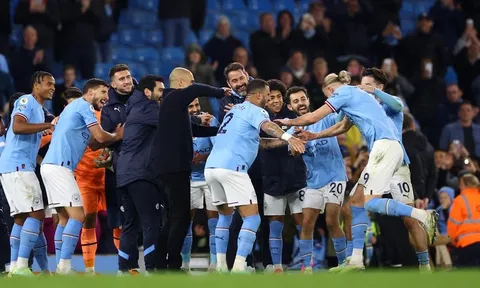 Pep Guardiola xếp hàng mừng Haaland đi vào lịch sử