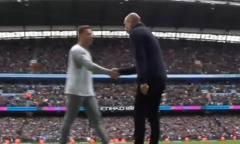 Pep khiến CĐV phì cười vì hành xử độc lạ với 2 sao Liverpool
