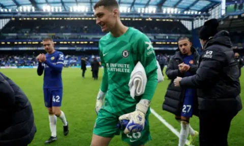 Peter Crouch ca ngợi người hùng khung gỗ Chelsea