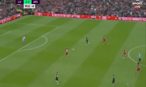 Pha bóng có thể khiến Arsenal trả giá bằng cả mùa giải