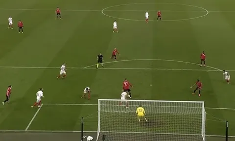 Pha bóng đẩy Weghorst ra xa khỏi Old Trafford
