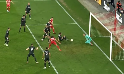 Pha bóng gây tranh cãi trong trận Freiburg - Juventus