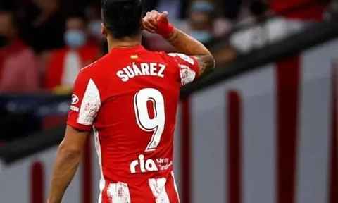 Phá lưới Barca, Suarez giải thích cử chỉ chắp tay và nghe điện thoại