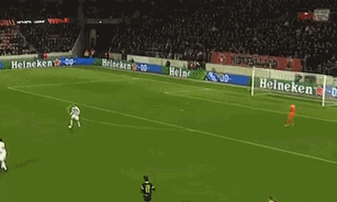 Pha phản lưới hài hước ở Europa League