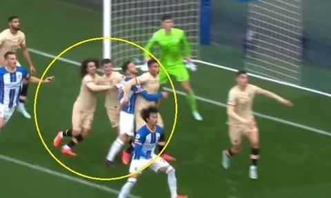 Pha phòng ngự hài hước của hậu vệ Chelsea