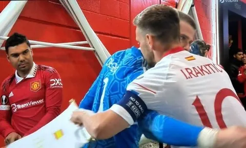 Phản ứng của Casemiro khi De Gea ôm cựu cầu thủ Barca