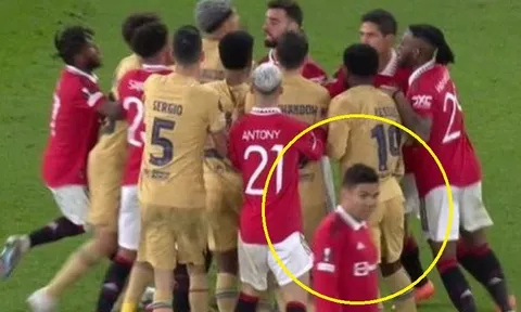 Phản ứng của Casemiro khi đồng đội xô xát với Barca
