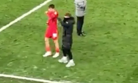 Phản ứng của Elliott khi sao trẻ Liverpool ra mắt Champions League