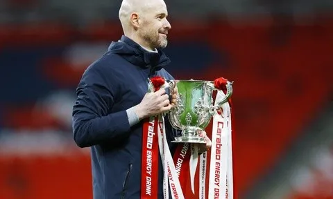 Phản ứng của HLV Ten Hag khi bị Roy Keane trêu đùa nên từ chức