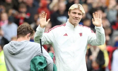 Phản ứng của Hojlund trước 'biển người' tại Old Trafford