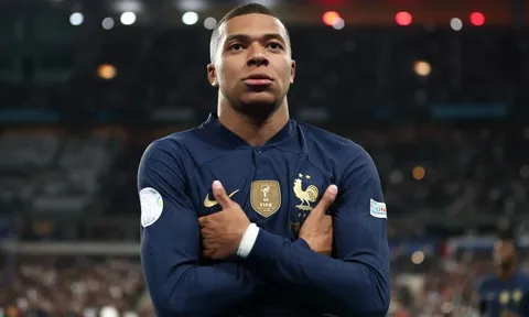 Phản ứng của thủ môn Argentina khi bị Mbappe chê bai