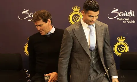 Phản ứng gây tranh cãi của Ronaldo khi Al Nassr sa thải HLV