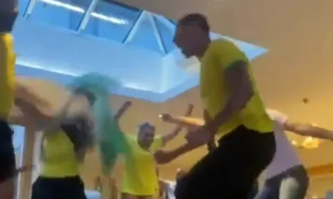 Phản ứng khác biệt giữa Neymar và Richarlison khi dự World Cup