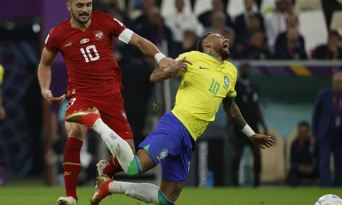 Phát biểu trái ngược từ tuyển Brazil quanh chấn thương của Neymar