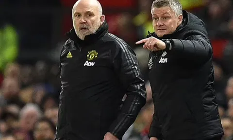Mike Phelan ký hợp đồng mới với Man United