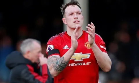 Phil Jones nói lời cay đắng khi từ chối trận tri ân của M.U