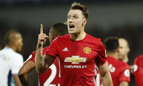Nối gót Phil Jones, 3 trung vệ chuẩn bị rời Man Utd