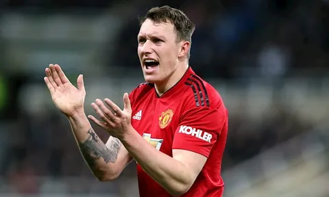 Phil Jones quan ngại về sự độc hại của mạng xã hội