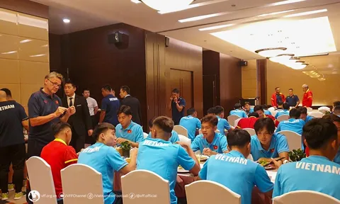 Đội tuyển Việt Nam đặt chân đến Trung Quốc, chuẩn bị đấu chủ nhà