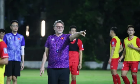 Chuyên gia: Thua Indonesia cũng đừng vội sa thải HLV Philippe Troussier
