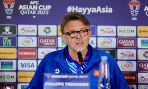 Ông Philippe Troussier căng thẳng với truyền thông, HLV Hoàng Anh Tuấn chỉ lý do