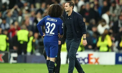 Phơi áo 4 bàn, CĐV Chelsea tìm thấy 'bia đỡ' che đậy sự thảm họa