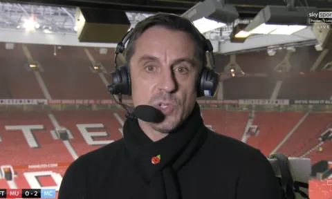 Phớt lờ Neville, M.U đã trao cho Man City một siêu hậu vệ