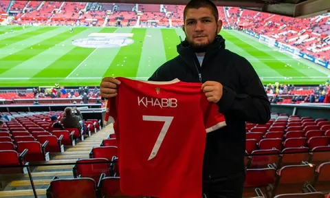 Bạn thân đến Old Trafford ngày Ronaldo dự bị