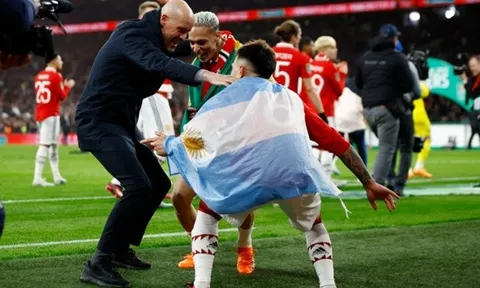 Piers Morgan hóa trò hề khi mỉa mai Ten Hag và sao Man Utd