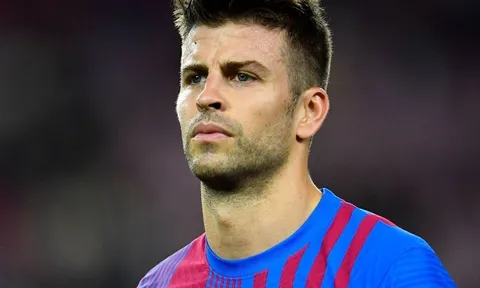 Pique bất lịch sự với Frenkie de Jong và bạn gái