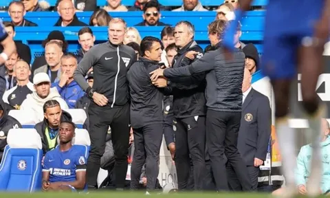Pochettino xin lỗi Brentford về tấm thẻ đỏ