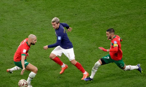 Pogba so sánh số 10 'xù xì' của Pháp với Kante
