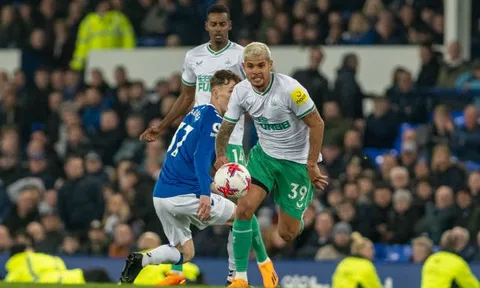 Premier League xuất hiện 'siêu tiền vệ' vượt trội hơn cả Casemiro
