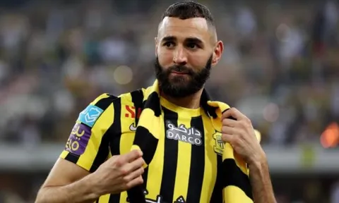 "Nghe này, Benzema… làm sao bạn có thể nói không với M.U?"