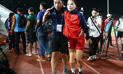 Trung vệ Việt Nam đi cấp cứu về nhận HCV SEA Games 32