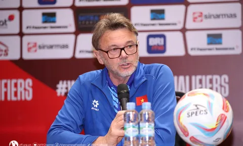 Quá chán HLV Troussier, CĐV Việt Nam cùng nhau làm 1 việc