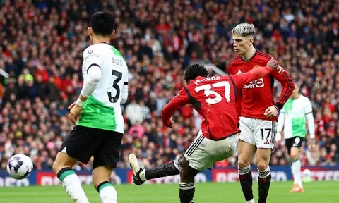 Quá đẳng cấp! Mainoo 'vẽ cầu vồng' tung lưới Liverpool