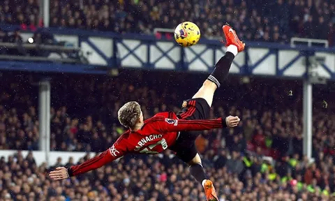 Quá ngẫu hứng! Garnacho tái hiện siêu phẩm 'ngả bàn đèn' của Rooney