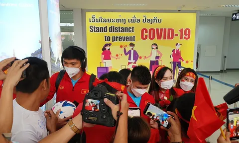 Quang Hải, Văn Hậu bị CĐV vây kín ở Lào