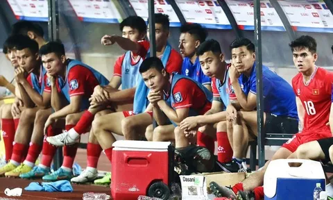 HLV Troussier lên tiếng vì bị sa thải; Quang Hải nói về việc bị 'bỏ rơi'