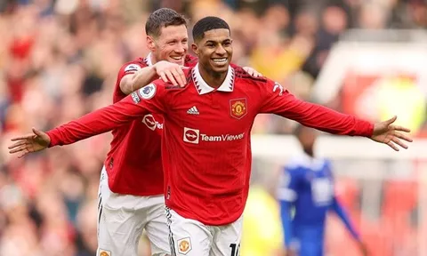 Neville ngả mũ trước Rashford