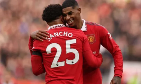 Neville nói thẳng về cách sử dụng Rashford và Sancho của Ten Hag