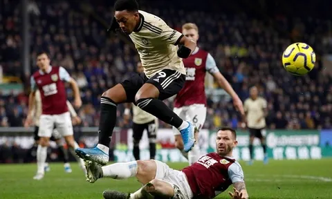 Martial bùng nổ, đồng đội ở Man Utd như 'phát rồ'